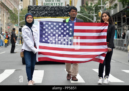 New York, USA. 23. September 2018. Die jährlichen Muslimischen Day Parade begann mit dem Gebet und der New York Muslime marschierten durch die Madison Avenue in New York City. Credit: Ryan Rahman/Alamy leben Nachrichten Stockfoto