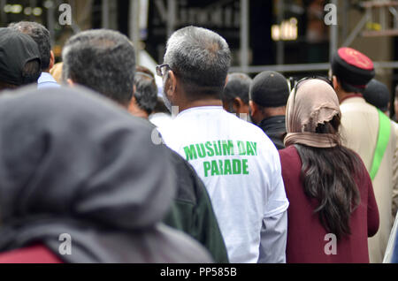 New York, USA. 23. September 2018. Die jährlichen Muslimischen Day Parade begann mit dem Gebet und der New York Muslime marschierten durch die Madison Avenue in New York City. Credit: Ryan Rahman/Alamy leben Nachrichten Stockfoto