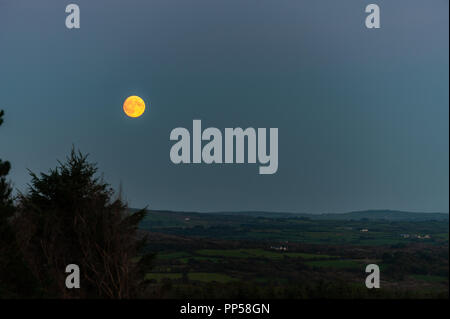 Ballydehob, West Cork, Irland. 23. September 2018. Nach einem Tag der Sonne, ein 96% beleuchtet Waxing Gibbous Mond über West Cork wird angezeigt. Dies markiert das Ende der astronomische Sommer für 2018. Credit: Andy Gibson/Alamy Leben Nachrichten. Stockfoto