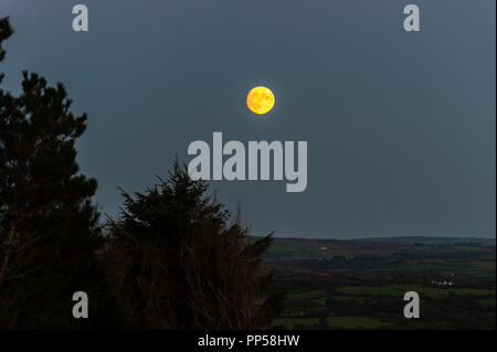 Ballydehob, West Cork, Irland. 23. September 2018. Nach einem Tag der Sonne, ein 96% beleuchtet Waxing Gibbous Mond über West Cork wird angezeigt. Dies markiert das Ende der astronomische Sommer für 2018. Credit: Andy Gibson/Alamy Leben Nachrichten. Stockfoto