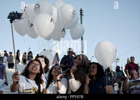 Athen, Griechenland. 23 Sep, 2018. Frauen gesehen, eine selfie Holding Luftballons vor Beginn des März für die Welt Alzheimer Tag, am Syntagma-Platz. März für Welt Alzheimer Tag. Credit: Giorgos Zachos/SOPA Images/ZUMA Draht/Alamy leben Nachrichten Stockfoto