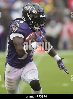 Baltimore, USA. 23. September, 2018. Baltimore Ravens RB Alex Collins (34), die in Aktion gegen die Denver Broncos bei M&T Bank Stadium in Baltimore, MD, am 23. September 2018. Foto/Mike Buscher/Cal Sport Media Credit: Cal Sport Media/Alamy leben Nachrichten Stockfoto