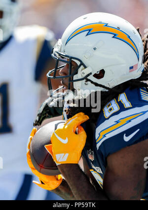 Los Angeles, Kalifornien, USA. 23 Sep, 2018. Los Angeles Ladegeräte wide receiver Mike Williams (81) Tauchgänge für einen Touchdown im ersten Quartal im Los Angeles Memorial Coliseum Los Angeles, Kalifornien. Michael Cazares/Cal Sport Media/Alamy leben Nachrichten Stockfoto