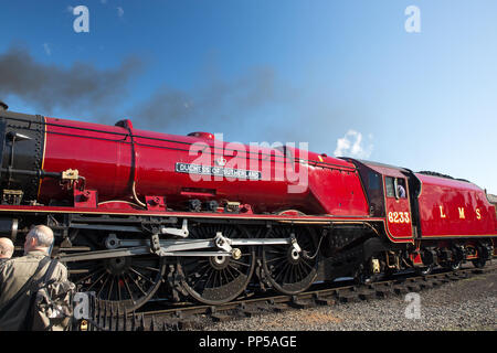 Kidderminster, Großbritannien. 23. September, 2018. Besuch im Dampfbad Riesen am Severn Valley Railway Herbst Dampf Gala sind endlich in ihrer ganzen strahlenden Herrlichkeit gesehen. Gast UK Lokomotive, die Herzogin von Sutherland Nr.6233, verbringt die letzten Tag ihres working holiday Reisen auf dem Erbe Linie zwischen Kidderminster und Bridgnorth per Eisenbahn Begeisterte jeden Alters bewundert werden. Quelle: Lee Hudson/Alamy leben Nachrichten Stockfoto