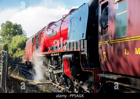 Kidderminster, Großbritannien. 23. September, 2018. Besuch im Dampfbad Riesen am Severn Valley Railway Herbst Dampf Gala sind endlich in ihrer ganzen strahlenden Herrlichkeit gesehen. Gast UK Lokomotive, die Herzogin von Sutherland Nr.6233, verbringt die letzten Tag ihres working holiday Reisen auf dem Erbe Linie zwischen Kidderminster und Bridgnorth per Eisenbahn Begeisterte jeden Alters bewundert werden. Quelle: Lee Hudson/Alamy leben Nachrichten Stockfoto