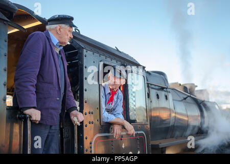 Kidderminster, Großbritannien. 23. September, 2018. Besuch im Dampfbad Riesen am Severn Valley Railway Herbst Dampf Gala sind endlich in ihrer ganzen strahlenden Herrlichkeit gesehen. Gast Lokomotiven, der Herzogin von Sutherland Nr. 6233 und Royal Scot Nr. 46100 Der letzte Tag Ihres working holiday Reisen auf dem Erbe Linie zwischen Kidderminster und Bridgnorth per Eisenbahn Begeisterte jeden Alters bewundert werden. Quelle: Lee Hudson/Alamy leben Nachrichten Stockfoto