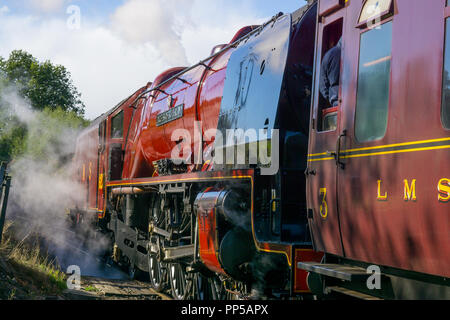 Kidderminster, Großbritannien. 23. September, 2018. Besuch im Dampfbad Riesen am Severn Valley Railway Herbst Dampf Gala sind endlich in ihrer ganzen strahlenden Herrlichkeit gesehen. Gast UK Lokomotive, die Herzogin von Sutherland Nr.6233, verbringt die letzten Tag ihres working holiday Reisen auf dem Erbe Linie zwischen Kidderminster und Bridgnorth per Eisenbahn Begeisterte jeden Alters bewundert werden. Quelle: Lee Hudson/Alamy leben Nachrichten Stockfoto