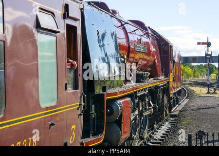 Kidderminster, Großbritannien. 23. September, 2018. Besuch im Dampfbad Riesen am Severn Valley Railway Herbst Dampf Gala sind endlich in ihrer ganzen strahlenden Herrlichkeit gesehen. Gast UK Lokomotive, die Herzogin von Sutherland Nr.6233, verbringt die letzten Tag ihres working holiday Reisen auf dem Erbe Linie zwischen Kidderminster und Bridgnorth per Eisenbahn Begeisterte jeden Alters bewundert werden. Quelle: Lee Hudson/Alamy leben Nachrichten Stockfoto