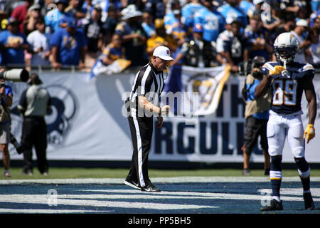 Los Angeles, CA, USA. 23 Sep, 2018. Schiedsrichter John hussey während der NFL Los Angeles Ladegeräte vs Los Angeles Rams im Los Angeles Memorial Coliseum Los Angeles, Ca am 23. September 2018. Jevone Moore Quelle: CSM/Alamy leben Nachrichten Stockfoto