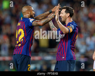 Barcelona, Spanien. 23. September 2018, Camp Nou, Barcelona, Spanien; La Liga Fußball, Barcelona und Girona; Arturo Vidal und Leo Messi vom FC Barcelona feiert 1-0 Credit: UKKO Images/Alamy leben Nachrichten Stockfoto