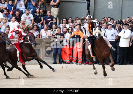 Siena, Siena, Italien. 16 Aug, 2018. Jockeys gesehen konkurrierenden während der historischen italienischen Pferderennen. Jockey Giuseppe Zedde Gingillo genannt, der Contrada Lupa, gewinnt das historische Pferderennen Palio di Siena 2018. Racers konkurrieren auf dem Pferd zweimal im Jahr bei diesem Rennen. Credit: Cosimo Martemucci/SOPA Images/ZUMA Draht/Alamy leben Nachrichten Stockfoto