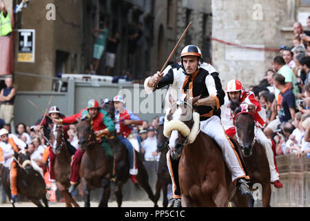 Siena, Siena, Italien. 16 Aug, 2018. Jockeys gesehen konkurrierenden während der historischen italienischen Pferderennen. Jockey Giuseppe Zedde Gingillo genannt, der Contrada Lupa, gewinnt das historische Pferderennen Palio di Siena 2018. Racers konkurrieren auf dem Pferd zweimal im Jahr bei diesem Rennen. Credit: Cosimo Martemucci/SOPA Images/ZUMA Draht/Alamy leben Nachrichten Stockfoto