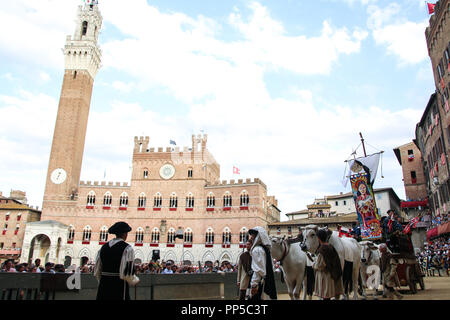 Siena, Siena, Italien. 16 Aug, 2018. Die historische Parade passende während der Pferderennen. Jockey Giuseppe Zedde Gingillo genannt, der Contrada Lupa, gewinnt das historische Pferderennen Palio di Siena 2018. Racers konkurrieren auf dem Pferd zweimal im Jahr bei diesem Rennen. Credit: Cosimo Martemucci/SOPA Images/ZUMA Draht/Alamy leben Nachrichten Stockfoto