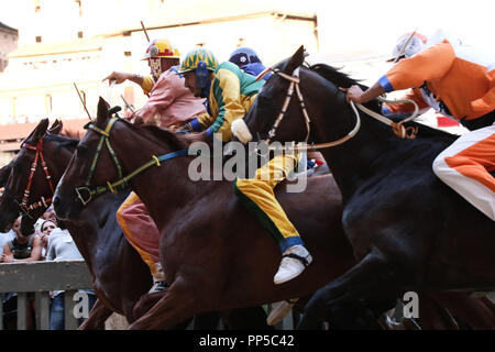 Siena, Siena, Italien. 16 Aug, 2018. Jockeys gesehen konkurrierenden während der historischen italienischen Pferderennen. Jockey Giuseppe Zedde Gingillo genannt, der Contrada Lupa, gewinnt das historische Pferderennen Palio di Siena 2018. Racers konkurrieren auf dem Pferd zweimal im Jahr bei diesem Rennen. Credit: Cosimo Martemucci/SOPA Images/ZUMA Draht/Alamy leben Nachrichten Stockfoto