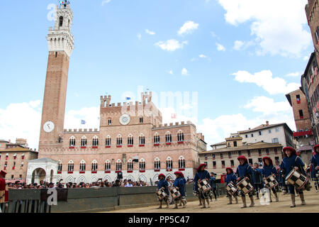 Siena, Siena, Italien. 16 Aug, 2018. Die historische Parade passende während der Pferderennen. Jockey Giuseppe Zedde Gingillo genannt, der Contrada Lupa, gewinnt das historische Pferderennen Palio di Siena 2018. Racers konkurrieren auf dem Pferd zweimal im Jahr bei diesem Rennen. Credit: Cosimo Martemucci/SOPA Images/ZUMA Draht/Alamy leben Nachrichten Stockfoto