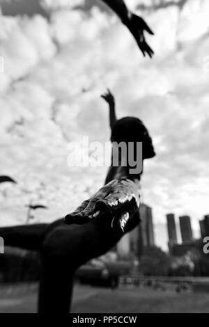 Messing Skulpturen im Staatstheater mit Blick auf Melbourne, Melbourne, VIC, Australien Stockfoto