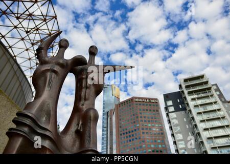 Messing Skulpturen im Staatstheater mit Blick auf Melbourne, Melbourne, VIC, Australien Stockfoto