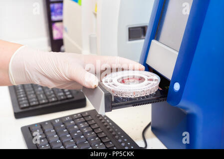 Biochemische Analyzer im Labor Stockfoto