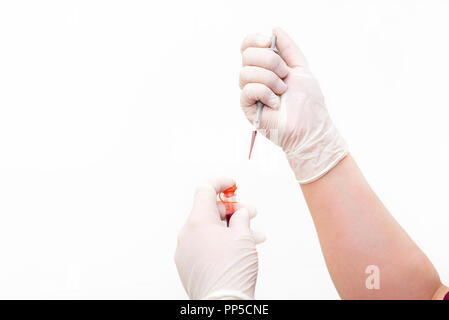 Doctor's Hand Reagenzglas mit Blut im Labor auf Weiß isoliert Stockfoto
