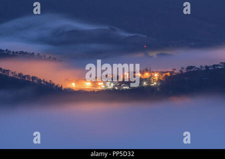 Lange Belichtung mit Magie der Nebel die Stadt und das Licht in der Nacht, Kunstwerke der Natur, bilder in den Bereichen Design, Werbung, Reisen, Stockfoto