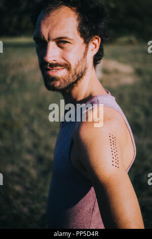 Porträt eines Mannes mit Kambo Zeremonie brennen Markierungen auf seinen Arm Stockfoto