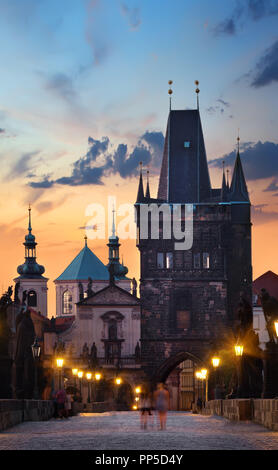 Staromestska Turm auf der Karlsbrücke in Prag bei Sonnenaufgang Stockfoto