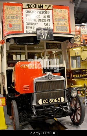 Foto muss Gutgeschrieben © Alpha Presse 066465 22/09/2018 Das Museum Depot in Acton in London hält die Mehrheit der Sammlungen des London Transport Museum, das nicht auf dem Display des Museums in Covent Garden. Es öffnet sich der Öffentlichkeit für besondere Ereignisse, einschließlich themed geöffnet an Wochenenden und geführte Touren. Das Depot Häuser über 320.000 Artikel aller Art, einschließlich viele originale Kunstwerke für gefeiert Plakatsammlung des Museums, Fahrzeuge, Schilder, Modelle, Fotos, technischen Zeichnungen und Uniformen verwendet. Zusammen bilden diese eine der umfassendsten und wichtige Aufzeichnungen der städtischen Stockfoto