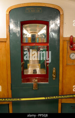 Foto muss Gutgeschrieben © Alpha Presse 066465 22/09/2018 Das Museum Depot in Acton in London hält die Mehrheit der Sammlungen des London Transport Museum, das nicht auf dem Display des Museums in Covent Garden. Es öffnet sich der Öffentlichkeit für besondere Ereignisse, einschließlich themed geöffnet an Wochenenden und geführte Touren. Das Depot Häuser über 320.000 Artikel aller Art, einschließlich viele originale Kunstwerke für gefeiert Plakatsammlung des Museums, Fahrzeuge, Schilder, Modelle, Fotos, technischen Zeichnungen und Uniformen verwendet. Zusammen bilden diese eine der umfassendsten und wichtige Aufzeichnungen der städtischen Stockfoto
