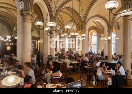 Das Café Central ist ein traditionelles Wiener Café in der Herrengasse 14 im ersten Wiener Bezirk der Inneren Stadt. Stockfoto