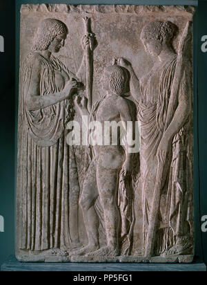 Griechische Kunst Votive Erleichterung: Die Eleusinian Geheimnisse. Demeter, Persephone und Triptolemus.. Athen, Museum für Archäologie. Lage: MUSEO ARQUEOLOGICO - ESCULTURA. Athen. Stockfoto