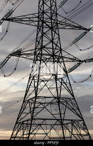 Strommasten oder Sendemasten, Hochspannungsleitungen und Freileitungen über Land als Teil der nationalen Grid-Netzwerk Stromversorgung Stockfoto