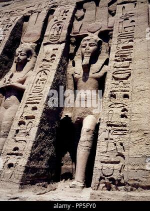 Las MEJORES DE NEFERTARI CON ATRIBUTOS DE LA DIOSA HATHOR Y RAMSES II CON EL NEMES, LA CORONA ATEF Y SITUADOS EN LA FACHADA DEL TEMPLO, 1284-1264 A.C. Lage: TEMPLO DE NEFERTARI O HATHOR. Stockfoto