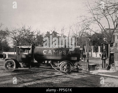 Tankwagen versorgen Benzin - PLZA DOPPELPUNKT-1928. Ort: PLAZA DE COLON. Spanien. Stockfoto