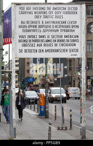 Sie sind nun in den amerikanischen Sektor Zeichen, Checkpoint Charlie, Berlin Deutschland Stockfoto