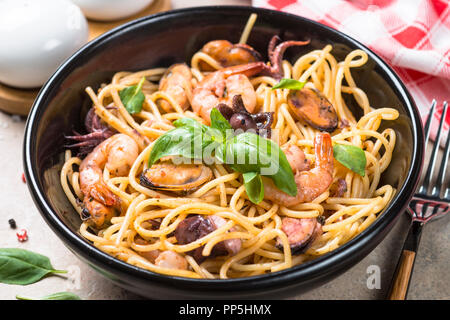 Pasta Spaghetti mit Meeresfrüchten und Tomatensauce. Stockfoto