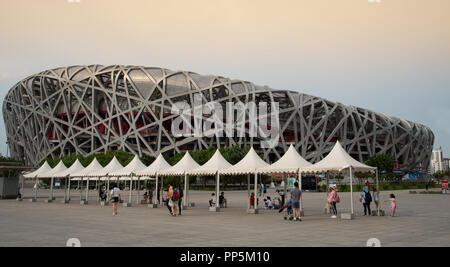 Peking, China - 8. Juni 2018: die Menschen zu Fuß bei den Olympischen park von Peking in der Nähe der Vögel nest Stadium. Stockfoto