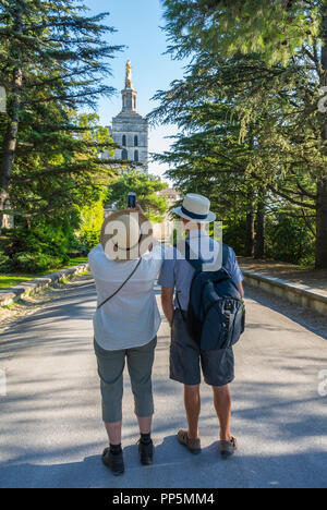 Avignon, FRANKREICH, Seniorenaktivitäten, Pärchen Touristen, die den Park besuchen, Fotos machen, Pärchen von hinten bunt Stockfoto