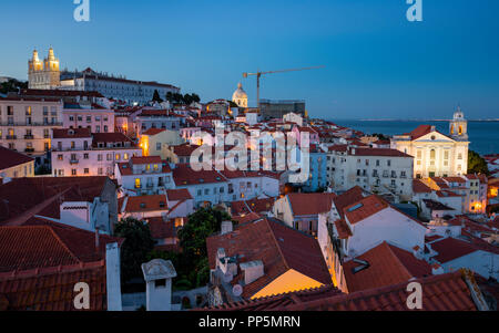 Luftbild des historischen Zentrum von Lissabon bei Einbruch Stockfoto