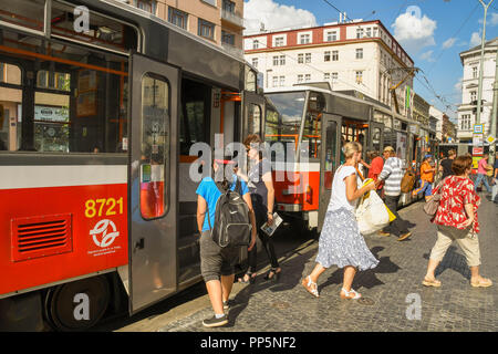 Die Menschen an Bord eines Straßenbahn an einer Straßenbahnhaltestelle im Zentrum von Prag Stockfoto