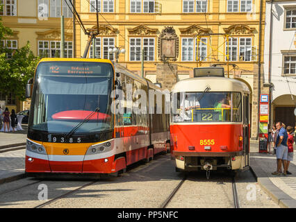 Moderne Straßenbahn und alten Straßenbahn auf einer Straße im Zentrum von Prag Stockfoto