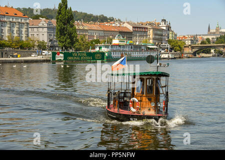 Kleine Wassertaxi die Moldau Kreuzung im Zentrum von Prag Stockfoto