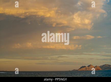 Bewölkten Tag über Alcatraz Island im Kino Bay, Sonora, Mexiko. (Foto: Luis Gutierrez/NortePhoto.com). dia nublado sobre la Isla Alcatraz en Bahía de Stockfoto