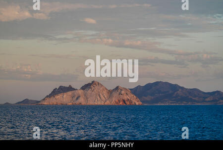 Bewölkten Tag über Alcatraz Island im Kino Bay, Sonora, Mexiko. (Foto: Luis Gutierrez/NortePhoto.com). dia nublado sobre la Isla Alcatraz en Bahía de Stockfoto