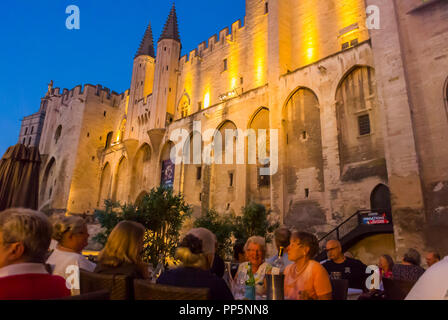 Avignon, FRANKREICH, Menschenmassen sitzen an Tischen, in French Cafe Restaurants, Plaza, « Palais de Papes » historisches Denkmal, Schloss beleuchtet bei Nacht, historisches Stadtzentrum Stockfoto