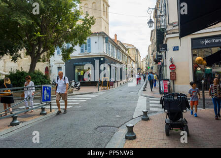 Avignon, Frankreich, Menschen zu Fuß in der Stadt Zentrum, Straßenszenen, lokalen Nachbarschaften Stockfoto