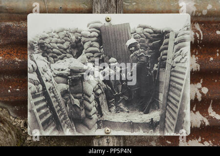 Die französischen Soldaten gegen die kalten Saft trinken im Graben ausgestattet während des Ersten Weltkrieges in der schwarzen und weißen vintage Foto auf Anzeigen in den wichtigsten de Massiges herum in der Region Marne im Nordosten Frankreichs dargestellt. Die wichtigsten de Massiges herum war einer der wichtigsten Orte des Ersten Weltkrieges von 1914 bis 1918. Das Foto wurde in der restaurierten französischen Graben nach den Restaurierungsarbeiten im Bereich der Wichtigsten de Massiges herum Verein realisiert seit 2009 ausgestellt. Stockfoto