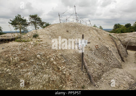 Kreuz aus Holz wo bleibt der französischen Soldaten Albert Joseph Daude Im de Massiges herum in der Region Marne in Nordamerika gefunden wurden. Die wichtigsten de Massiges herum war einer der wichtigsten Orte des Ersten Weltkrieges von 1914 bis 1918. Französischer Soldat Albert Joseph Daude diente im 23. kolonialen Infanterie Regiment der französischen Armee und starb am 7. Februar 1915 im Alter von 21 Jahren. Seine sterblichen Überreste wurden im Juli 2013 fanden während der Restauration im Bereich, der durch die Wichtigsten de Massiges herum Verein realisiert seit 2009 arbeitet. Stockfoto