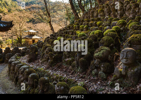 KYOTO, Japan - 07 Feb 2018: Kawaii Little Buddha Statuen in Otagi Nenbutsu-ji-Tempel in Kyoto. Stockfoto