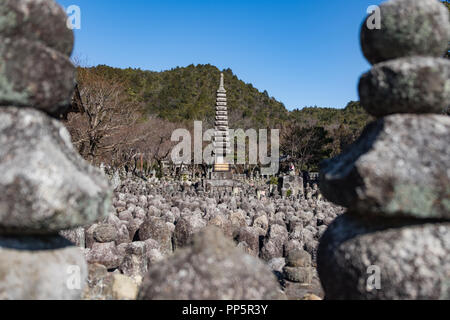 KYOTO, Japan - 07 Feb 2018: Pagode und viele Statuen Adashino Nenbutsu-ji, in der Nähe der Arashiyama Bambuswald. Stockfoto