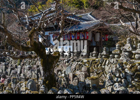 KYOTO, Japan - 07 Feb 2018: Tempel, Gebäude und Statuen von adashino Nenbutsu-ji, in der Nähe der Arashiyama Bambuswald. Stockfoto